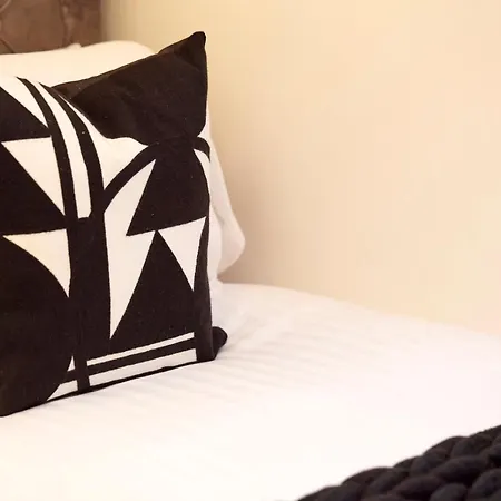 Savoy Court - Free Parking Apartment *